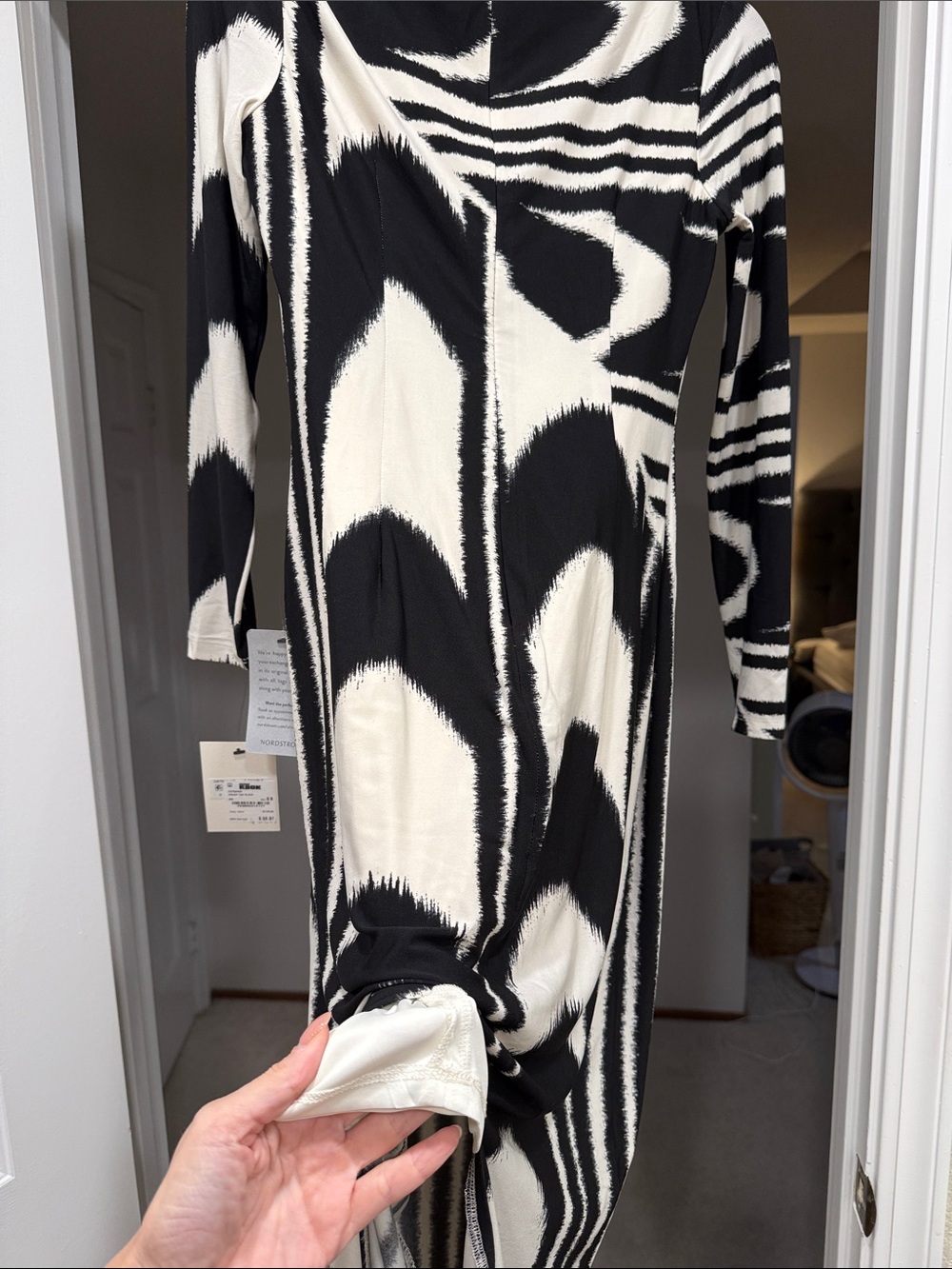 New with Tags Donna Morgan Black & White Long Sleeve Patterned Maxi Dress - Picture 5 of 5